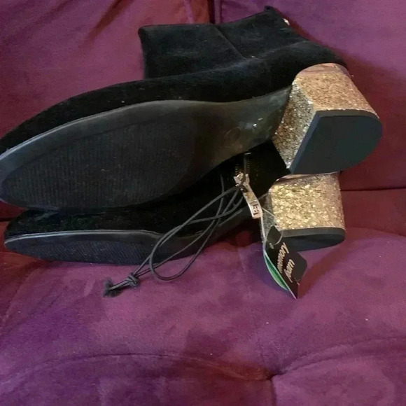 NWT Liz Claiborne memory foam Velvet Ankle Boots Wit Gold Sequin Heel  Size 6 - Picture 2 of 3